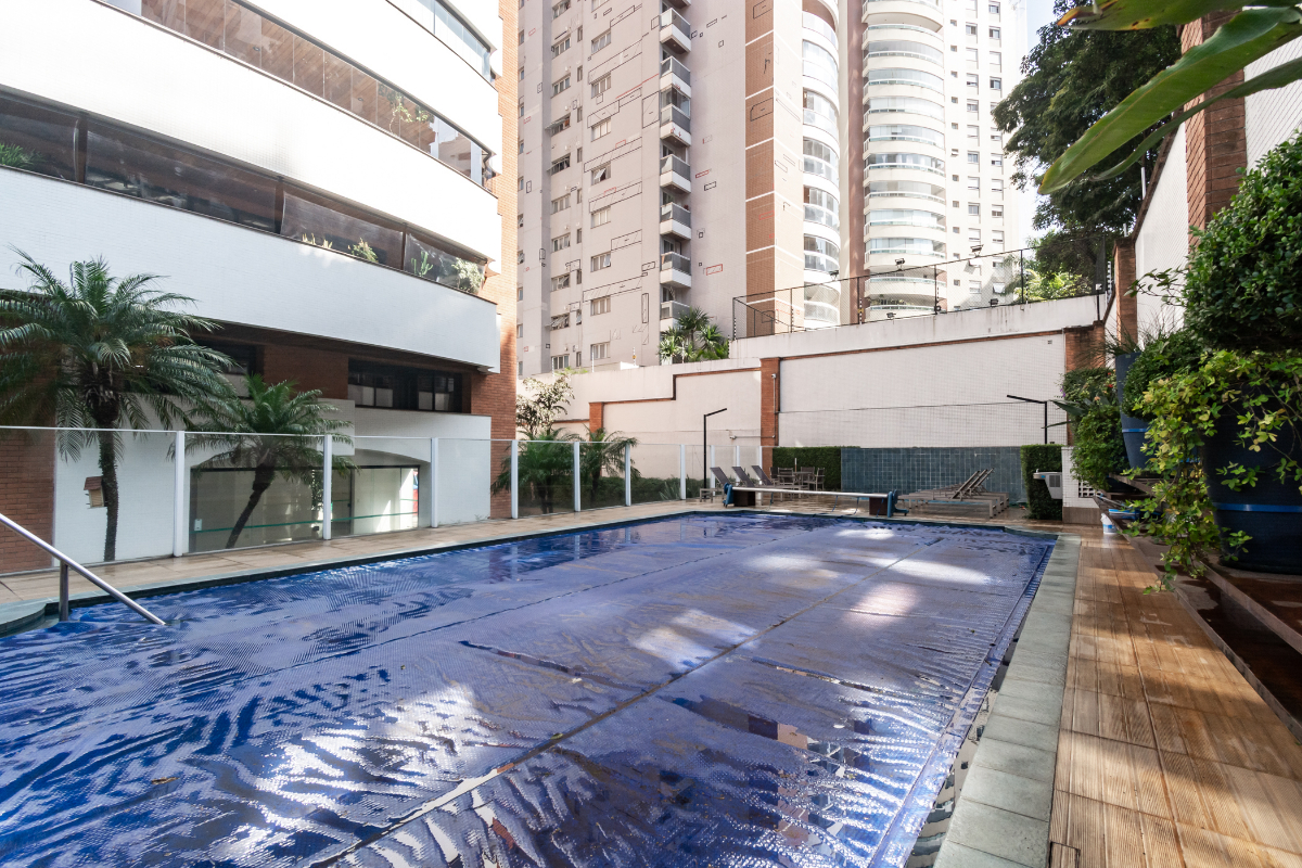Piscina do condomínio com deck