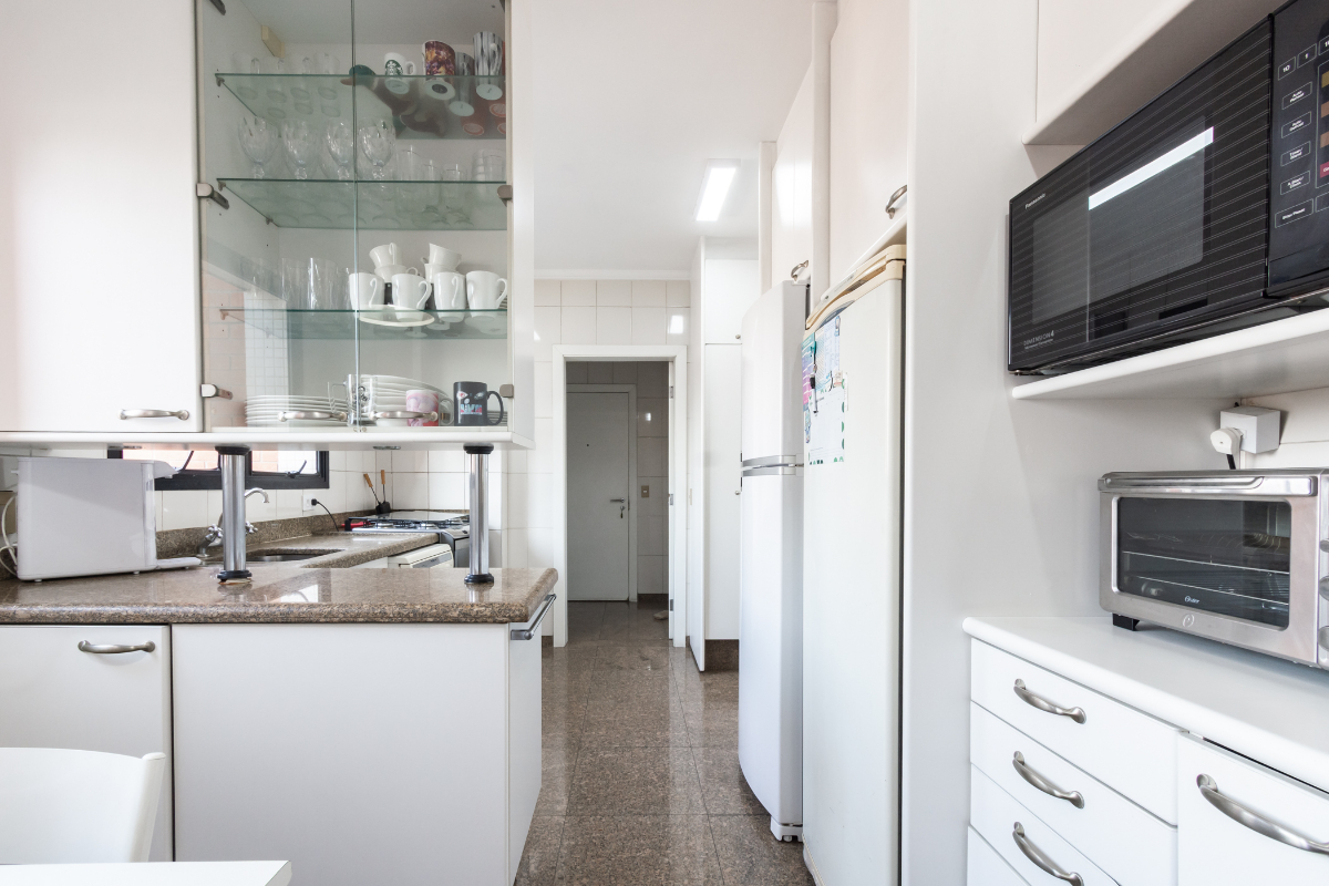 Cozinha do apartamento com bancada e armários