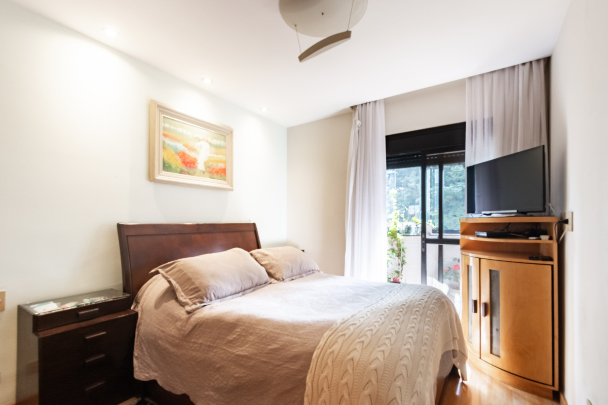 Dormitório do apartamento com janela para a varanda
