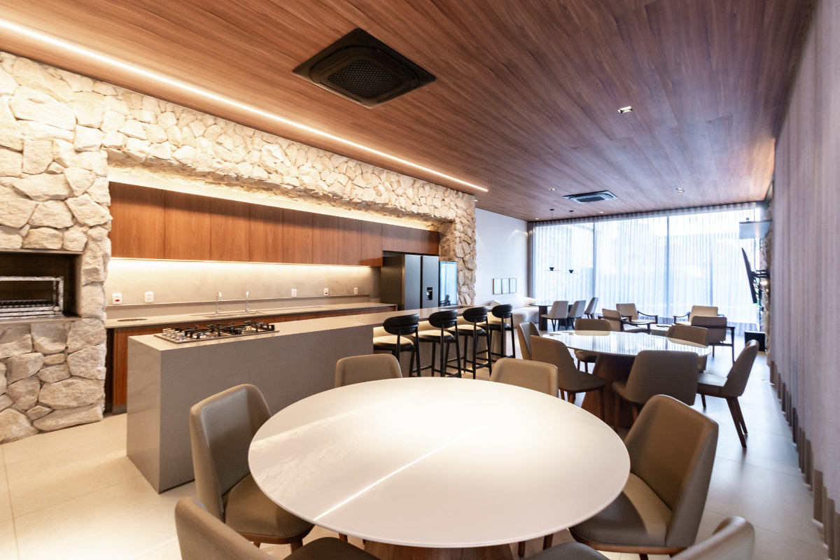Espaço gourmet reformado do condomínio com churrasqueira e bancada