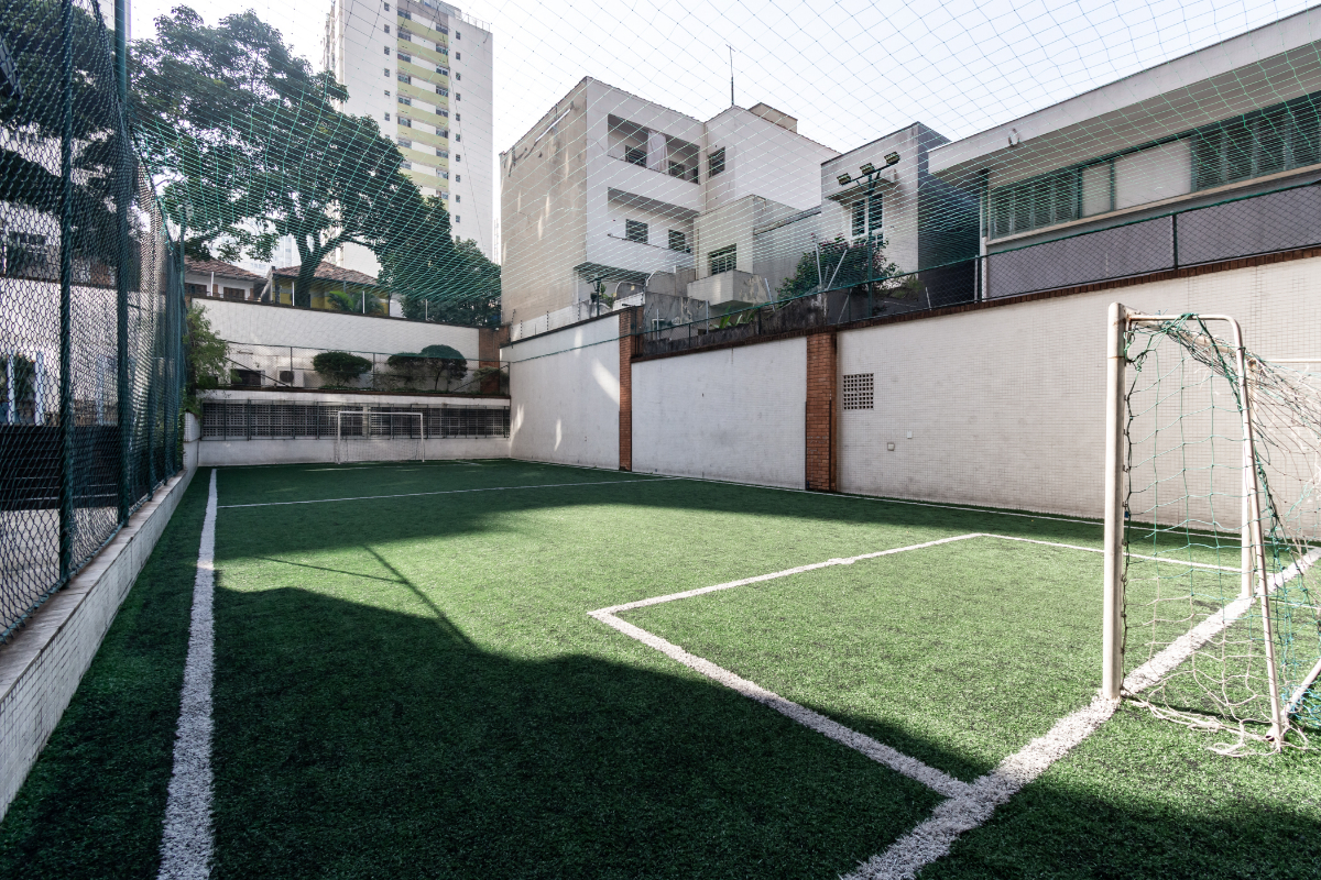 Quadra de grama sintética do condomínio