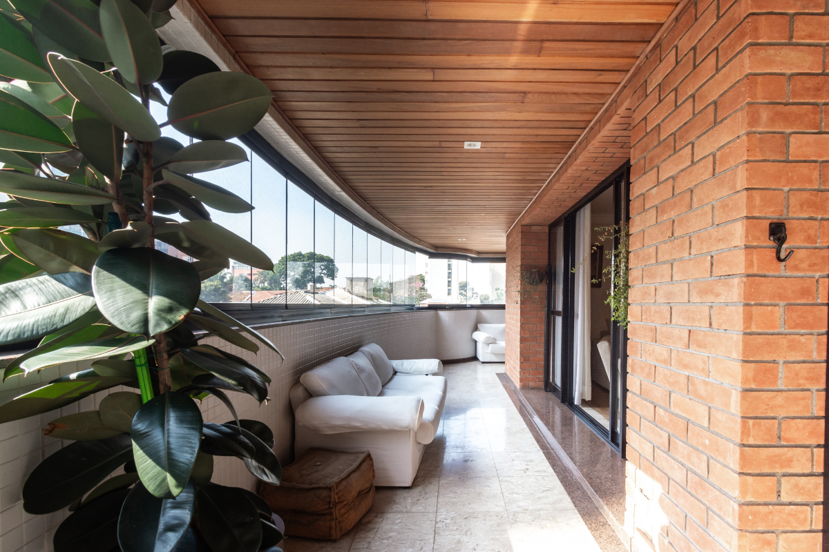 Varanda ampla com vista arborizada