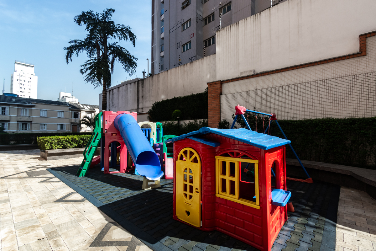 Área infantil do condomínio com brinquedos